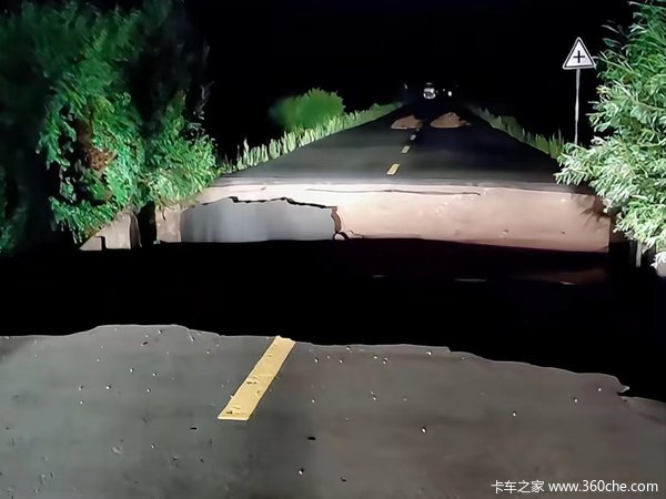 内蒙古兴安盟强降雨致一人失联公路塌方 当地政府：还在救援中