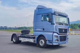 采用底部换电设计 纯电动汕德卡牵引车来了!