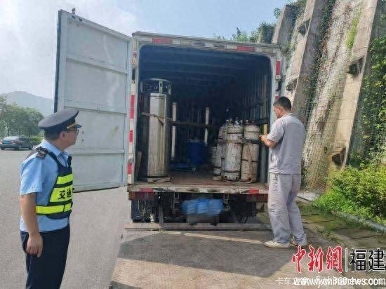 普货车运易爆品！货车擅自从事道路危险货物运输被查获