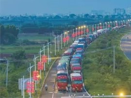 台风“摩羯”来袭 大量货车滞留 司机：吃住都在车上