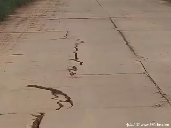 河堤竣工一年后现一拳宽裂缝  官方：货车太多压坏的