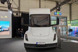 2024 IAA：没有“说明书”！特斯拉动力怪兽Semi和双电机电驱桥已就位