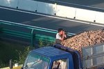 货车司机用望远镜反侦察 下一秒就被查