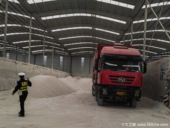 超载将近70吨！南明交警查获2起“百吨王”大货车