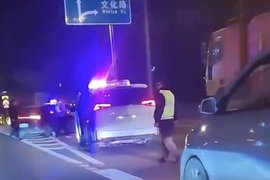 郑州一渣土车上高架被查 司机跳桥身亡