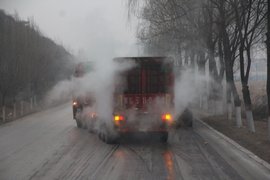 货车侧翻撞客车 湖南新晃交通事故16人伤