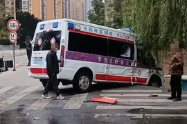 街头医疗车“险”象环生 与卡车相撞幸无人伤