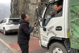 山东司机雪困重庆 大哥仗义开车解围