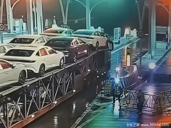 超限车辆强闯高速公路 警方重拳出击4人被拘留