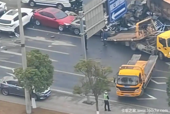 突发！恩阳往巴中方向发生重大车祸 一重型卡车追尾数车！