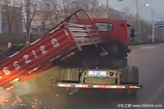 轻卡路口转弯解体 货箱突然离家出走 外出行车大意不得