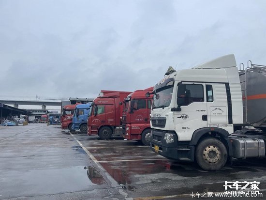 2025年商用车行业从“传统动力驱动”向“新能源+智能”双轮驱动变革