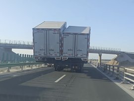 连霍高速惊现“双厢车” 霸占整条车道！