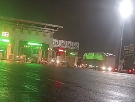 不是切割吗？网传义乌收费站每天大量放行超载超限车辆