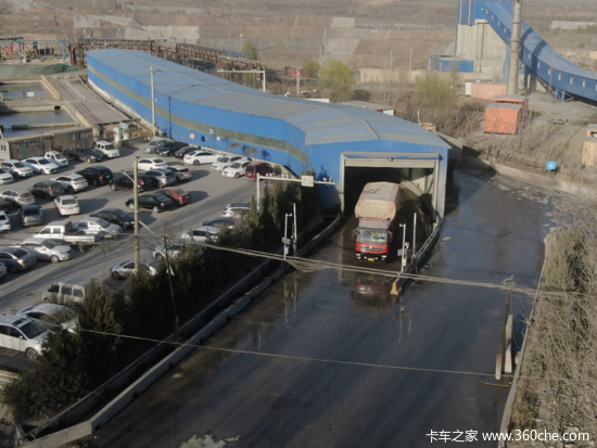 中国重汽豪沃TH7自卸车——恶劣工况下的全能运输“专家”