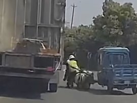 两名交警疑被三轮车碰撞 险遭货车碾压！