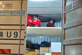 货车“爆改双层铺”：便利与风险的权衡