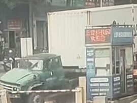 货车刹车失灵撞向收费亭 收费员惊险逃生