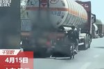 一男子扒油罐车借力骑行遭扔水瓶驱赶