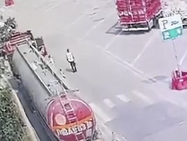 高速轮胎脱落 “狂奔”进服务区撞人致死！