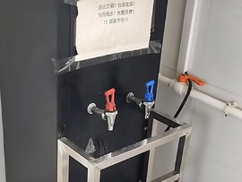 卡友吐槽甘肃多个服务区热水器设围栏 服务区：不撤