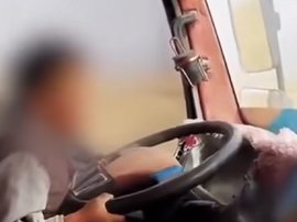 一男子让自己3岁孩子驾驶货车上路 被警方传唤！