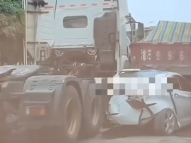 多车相撞白色轿车遭货车前后夹击 车头卡入卡车！