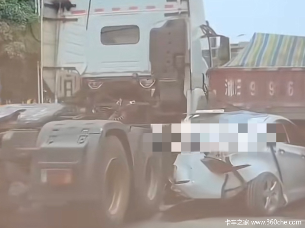 多车相撞白色轿车遭货车前后夹击 车头卡入卡车！