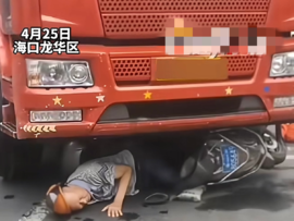 老人连人带车被卷入货车车底 消防利用千斤顶紧急救援