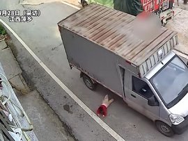 小孩突然冲上马路 躲避不及被货车撞倒在地