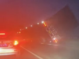 黄河大桥超级大风掀翻货车 遭遇横风卡友如何保命？