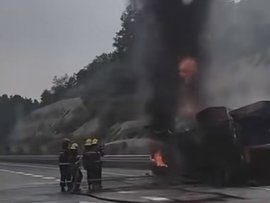 高速起火货车被烧成骨架 初步判断系轮胎自燃