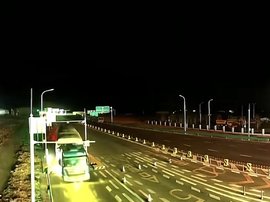 重型货车7次闯卡上高速 收费站：收费杆1600撞坏俩