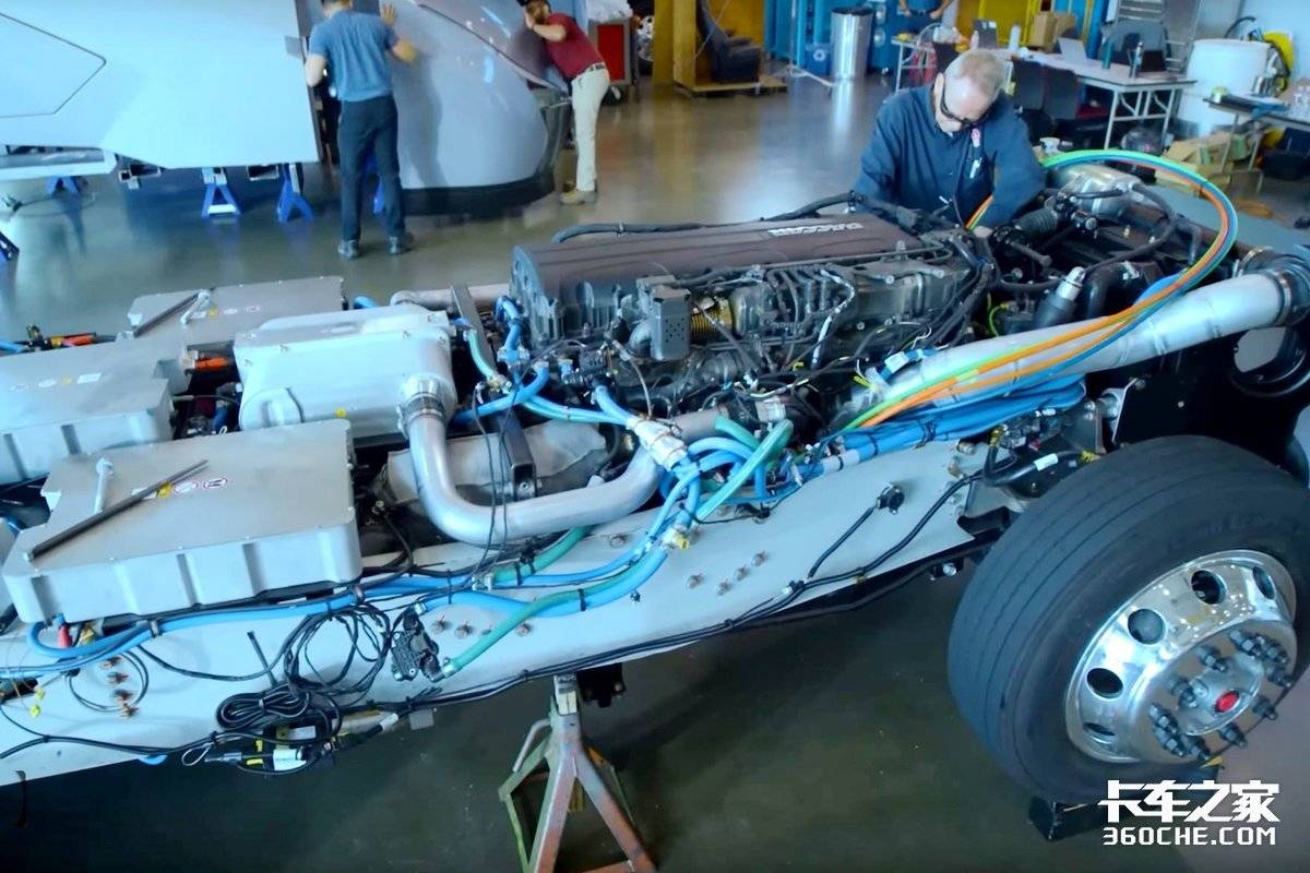 ���ͳ�����Ϯ��SuperTruckͻ�Ƶ糵Χ��