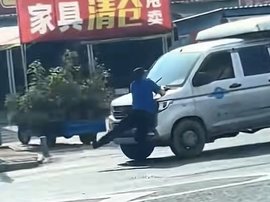 广西北海一执法人员被小货车顶行500米