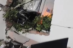 �Է�������?����ײ����ǽ�ֳ�һƬ�ǽ�