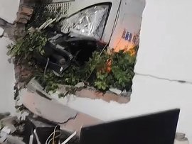 吃饭不叫我?货车撞破外墙现场一片狼藉