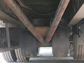 为过磅加装千斤顶 货车司机玩“悬空术”！