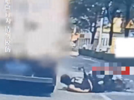 男子摩托车炫技 险被货车爆头！