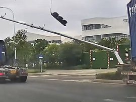货车司机“掉车尾” 撞倒路口一套红绿灯