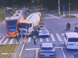 罐装货车撞上有轨电车 有轨电车两名乘客被擦伤