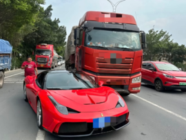货车撞上法拉利 这是谁的锅？