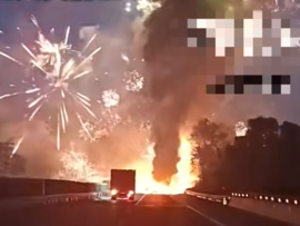 装烟花爆竹车辆高速起火 现场烟花鞭炮声不断