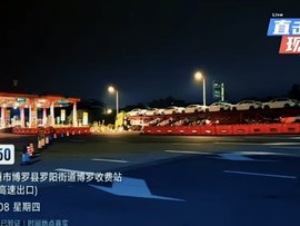 违规轿运车队深夜进入高速 栏杆成了摆设？