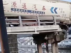 大货车过桥时桥面垮塌 车尾悬在空中！