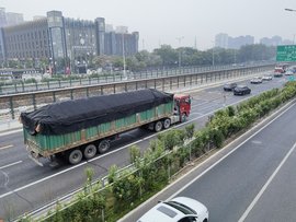 二百吨的货车遍地跑 你们猜猜这是在哪？
