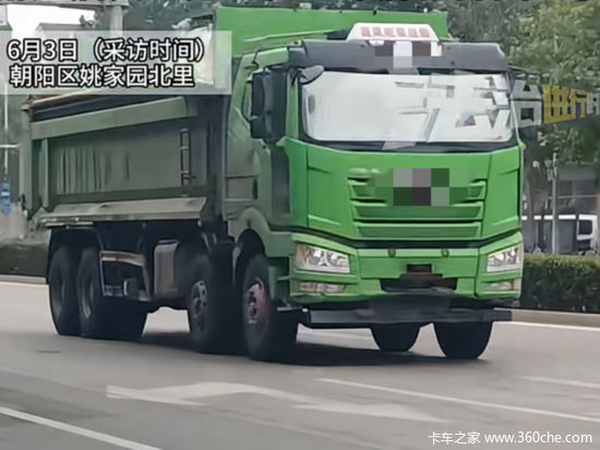 北京五环里白天渣土车肆意上路 仔细一看车牌全有猫腻