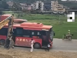 公交车被货车追尾 乘客刚上车就被甩下车