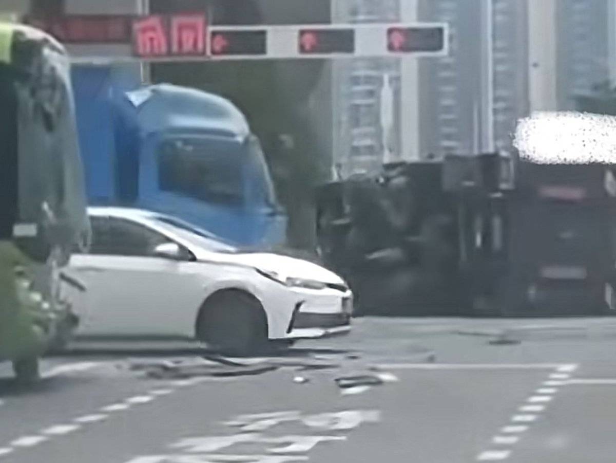 公交车闯红灯将一货车撞出几米
