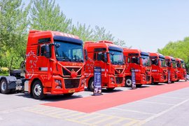 中国重汽汕德卡G7H 720马力燃气牵引车荣耀上市！